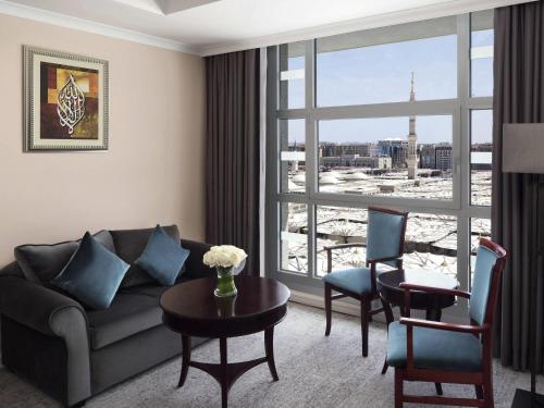 Habitación Cuádruple Superior con vistas parciales a la mezquita al - Haram del hotel Anwar Al Madinah Movenpick. Foto 3