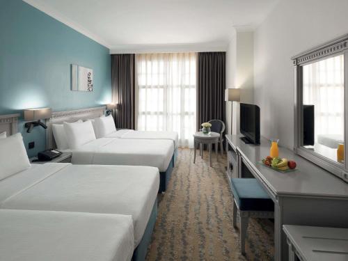 Habitación Cuádruple Clásica del hotel Anwar Al Madinah Movenpick. Foto 1