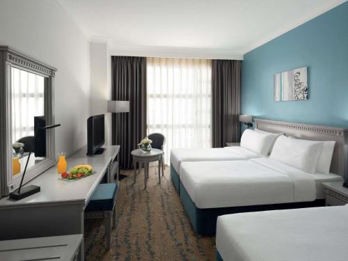 Classic Comfort Triple Room with Tower View del hotel Anwar Al Madinah Movenpick. Foto 1