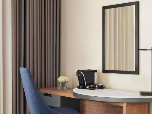 Habitación Clásica con vistas a la ciudad o al patio - Cama extragrande del hotel Anwar Al Madinah Movenpick. Foto 6