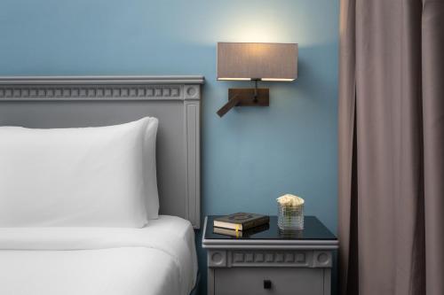 Habitación Clásica con vistas a la ciudad o al patio - Cama extragrande del hotel Anwar Al Madinah Movenpick. Foto 6