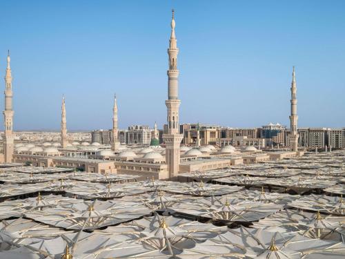 Habitación Doble Deluxe con vistas al Haram del hotel Anwar Al Madinah Movenpick. Foto 1