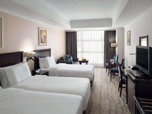 Executive Triple Room with Tower View del hotel Anwar Al Madinah Movenpick. Foto 3