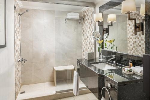 Habitación Clásica con cama extragrande del hotel Sofitel Shahd Al Madinah. Foto 2