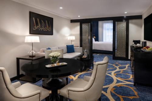 Suite Prestige con cama extragrande del hotel Sofitel Shahd Al Madinah. Foto 2