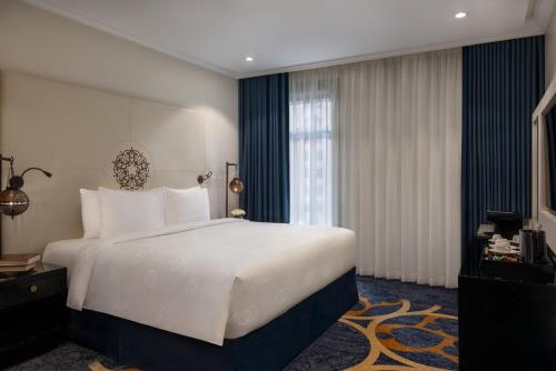 Suite Prestige con cama extragrande del hotel Sofitel Shahd Al Madinah. Foto 3