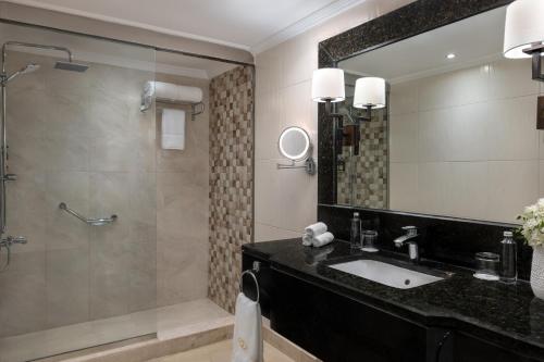 Deluxe Club Room,1 King Bed del hotel Sofitel Shahd Al Madinah. Foto 2