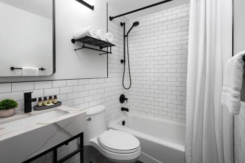 Habitación Doble Premier con cama extragrande del hotel Citadines Connect Fifth Avenue New York. Foto 8