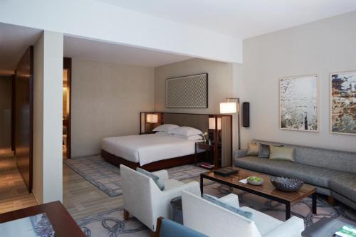 Suite con cama extragrande del hotel Park Hyatt New York. Foto 1