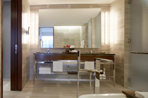 Habitación con cama extragrande del hotel Park Hyatt New York