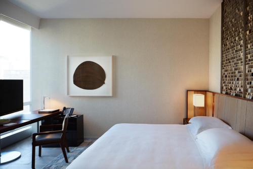 Habitación con cama extragrande del hotel Park Hyatt New York. Foto 1
