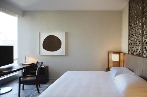 Habitación con cama extragrande del hotel Park Hyatt New York. Foto 2