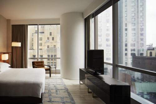 Suite de 1 dormitorio con vistas a la ciudad del hotel Park Hyatt New York. Foto 2