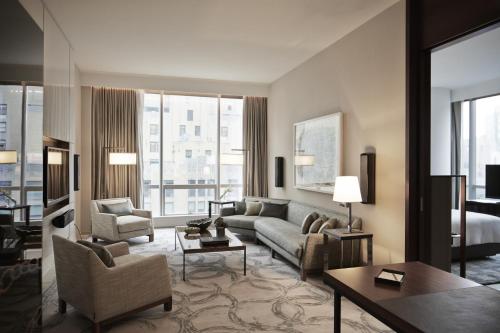 Suite de 1 dormitorio con vistas a la ciudad del hotel Park Hyatt New York. Foto 3