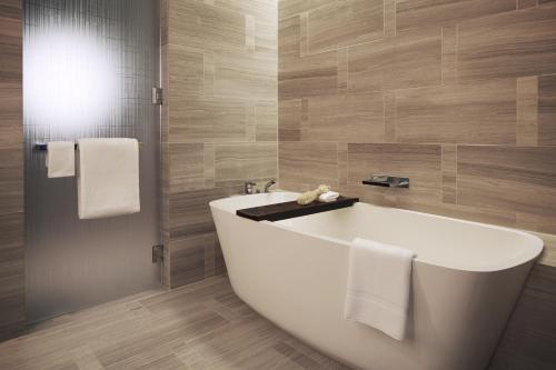 Habitación con cama extragrande y ducha adaptada - Adaptada para personas de movilidad reducida del hotel Park Hyatt New York. Foto 3