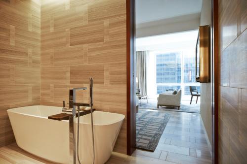 Suite con cama extragrande del hotel Park Hyatt New York