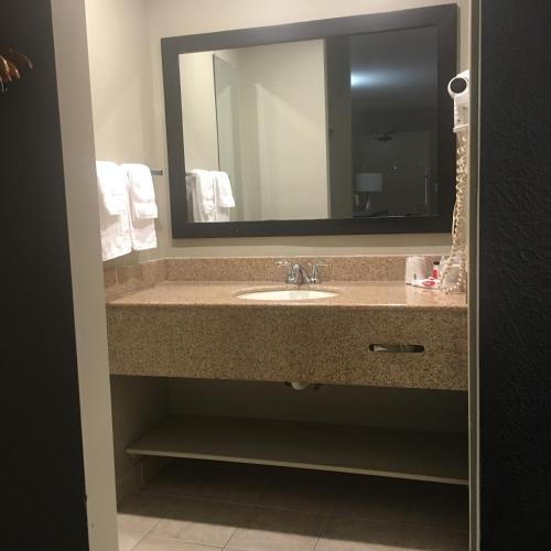 Habitación Doble con ducha accesible en silla de ruedas - 2 camas grandes - Adaptada para personas con discapacidad/discapacidad auditiva - No fumador del hotel Ramada Rockville Centre