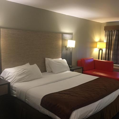 Habitación con bañera adaptada para personas de movilidad reducida y con discapacidad auditiva - No fumadores - 1 cama extragrande del hotel Ramada Rockville Centre. Foto 1