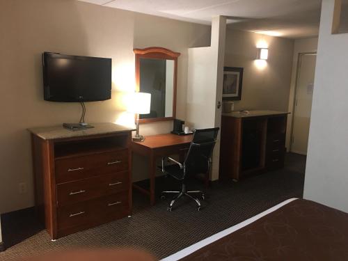 Suite Deluxe con cama extragrande para no fumadores del hotel Ramada Rockville Centre