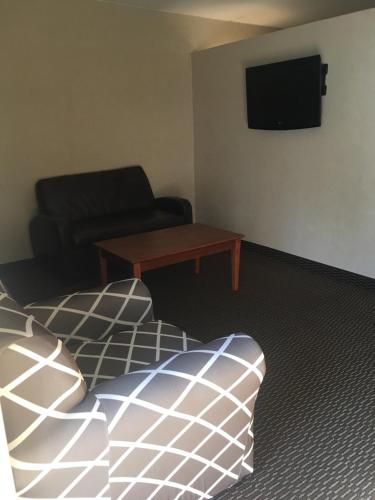 Suite Deluxe con cama extragrande para no fumadores del hotel Ramada Rockville Centre. Foto 4