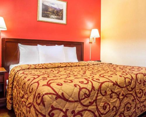 Habitación con cama extragrande - Fumadores del hotel Rodeway Inn Jersey City Near Hoboken. Foto 2