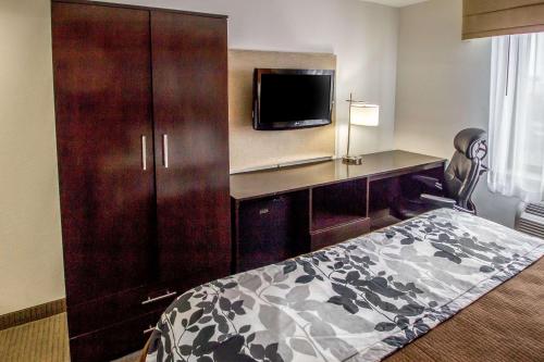 Habitación con cama extragrande. del hotel Sleep Inn JFK Airport Rockaway Blvd