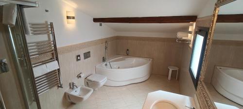 Habitación Doble con bañera de hidromasaje del hotel Atlantic Palace. Foto 3