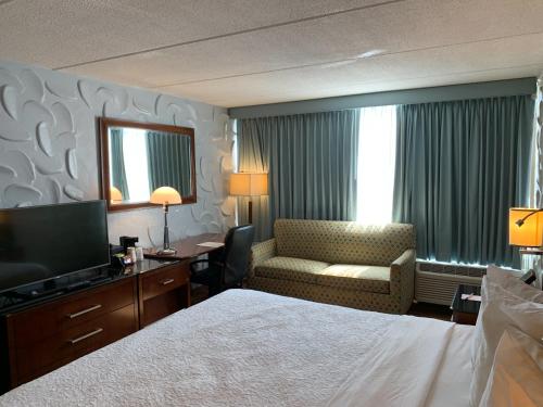 Habitación - 1 cama extragrande - No fumadores del hotel Albany Airport Inn. Foto 4