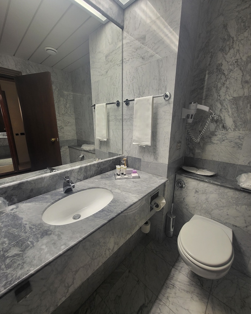 Habitación doble superior, 1 cama de matrimonio grande del hotel Tower Genova Airport and Conference Center. Foto 3