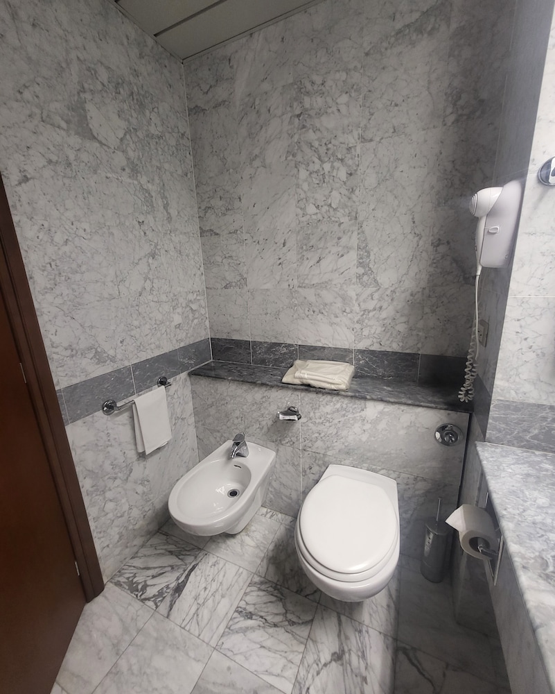 Habitación doble superior, 1 cama de matrimonio grande del hotel Tower Genova Airport and Conference Center. Foto 4