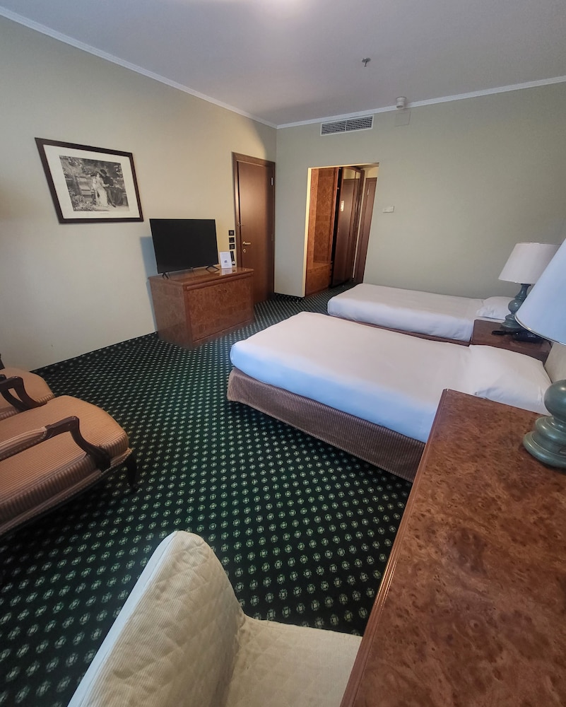 Habitación superior con 2 camas individuales, 2 camas individuales del hotel Tower Genova Airport and Conference Center. Foto 3