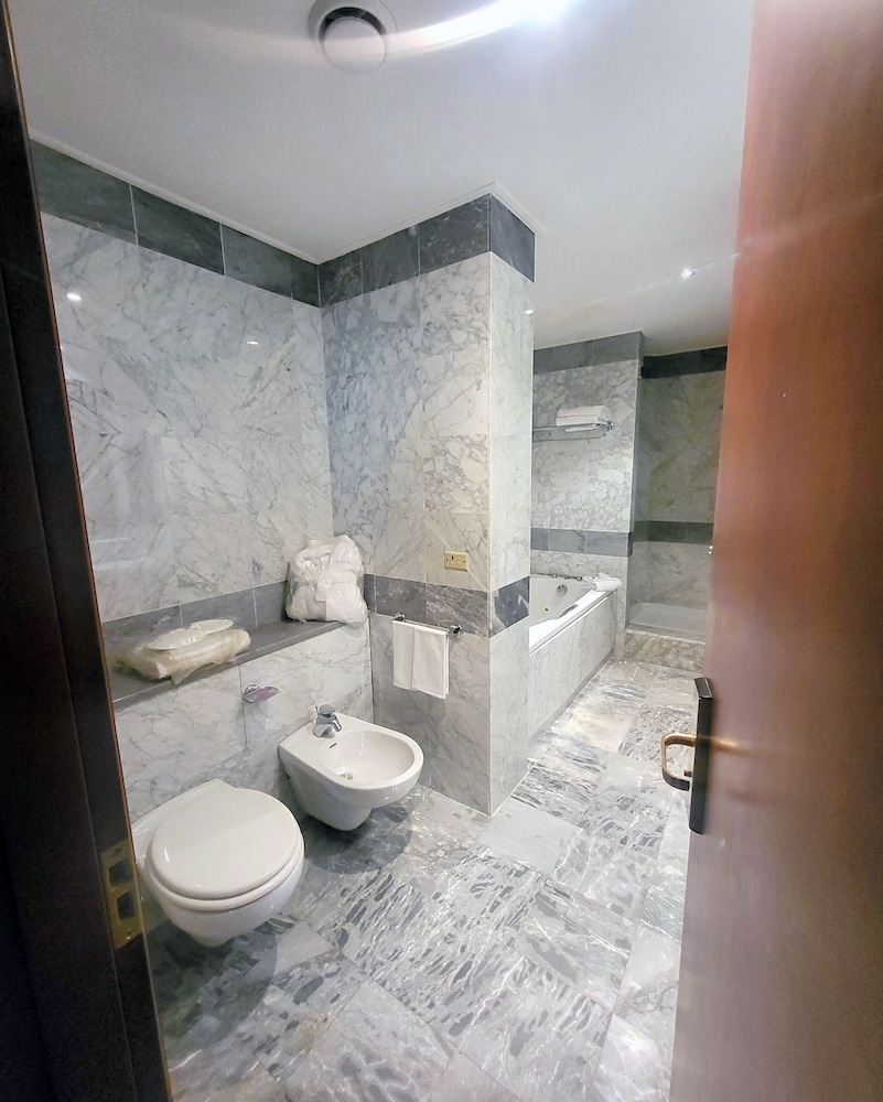 Habitación junior doble del hotel Tower Genova Airport and Conference Center. Foto 6