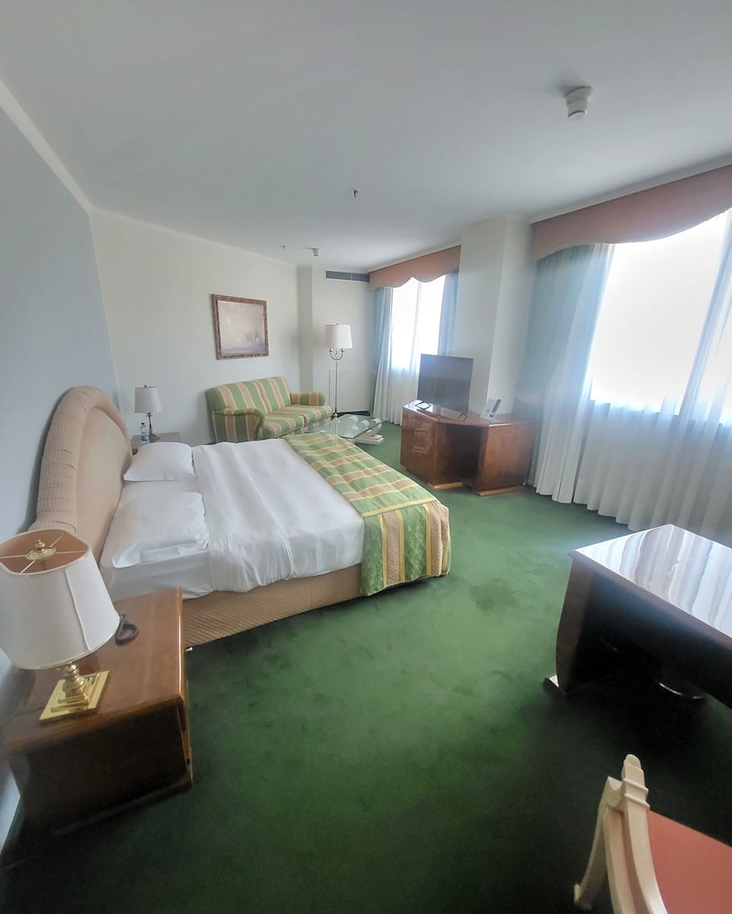Suite Deluxe, bañera del hotel Tower Genova Airport and Conference Center. Foto 4