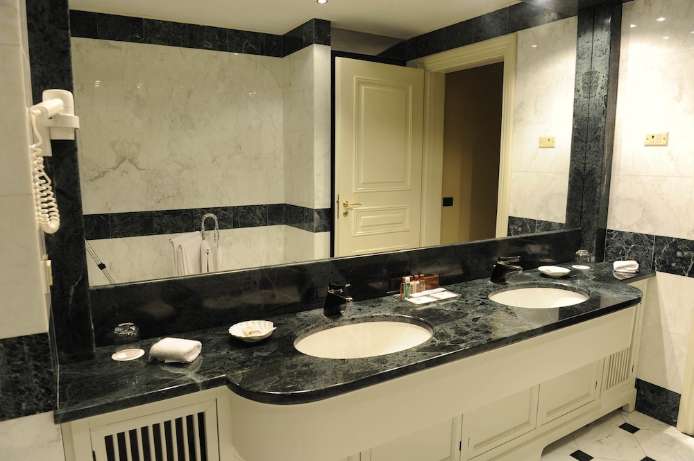 Suite Deluxe, bañera del hotel Tower Genova Airport and Conference Center. Foto 5