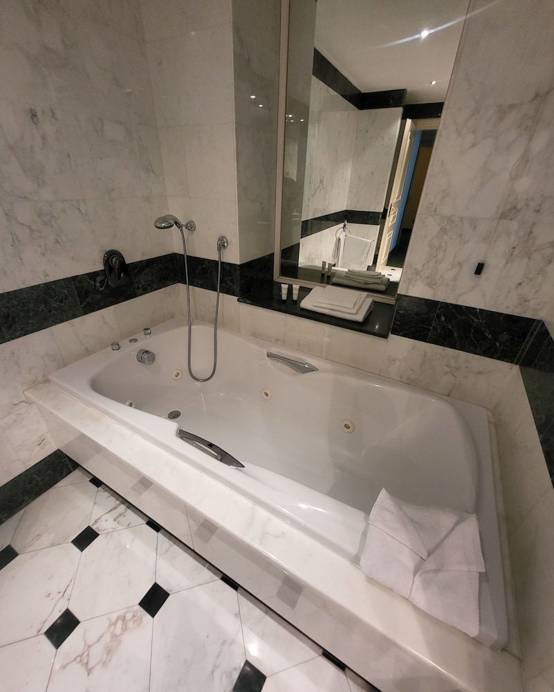 Suite Deluxe, bañera del hotel Tower Genova Airport and Conference Center. Foto 7