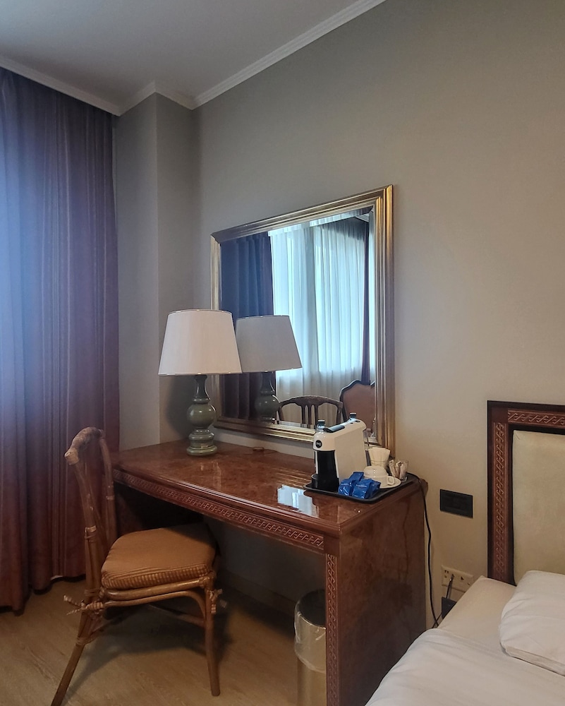 Habitación Deluxe doble, 1 cama de matrimonio grande del hotel Tower Genova Airport and Conference Center. Foto 2