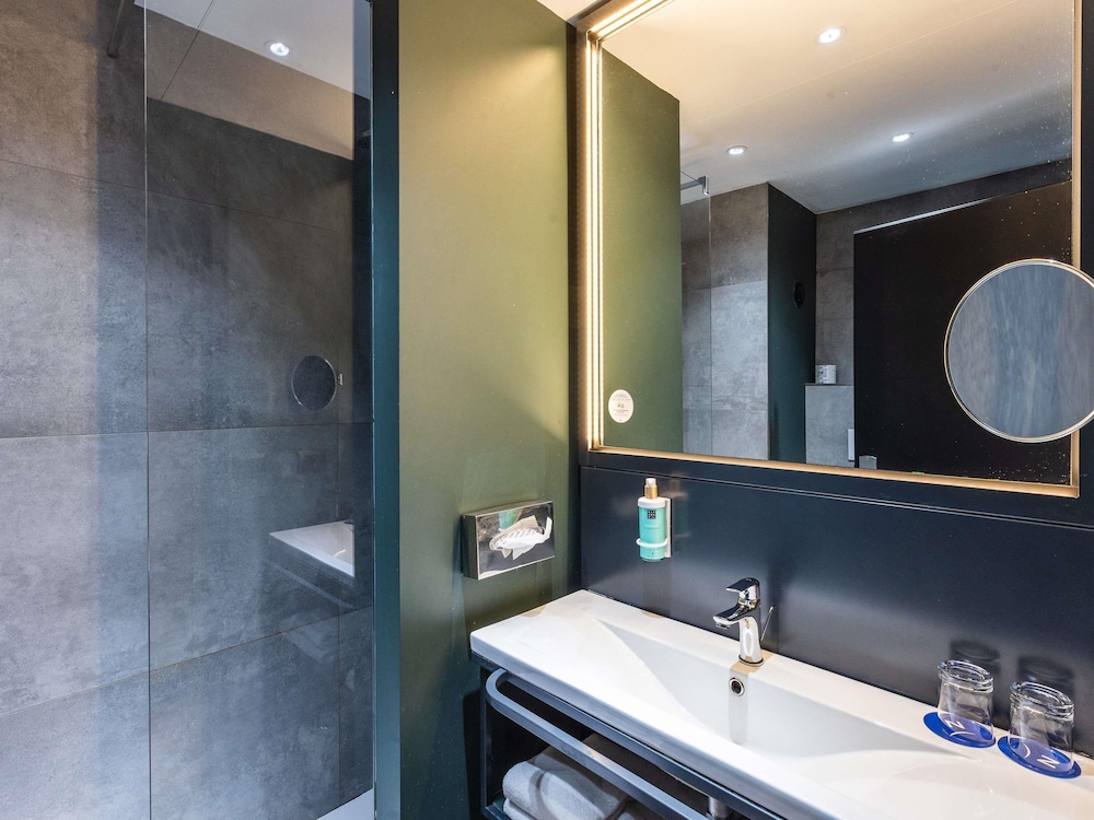 Habitación Superior con una cama doble y un sofá - cama del hotel Novotel Genova City. Foto 3