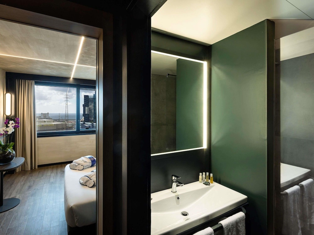 Habitación Superior con una cama doble y un sofá - cama del hotel Novotel Genova City. Foto 4
