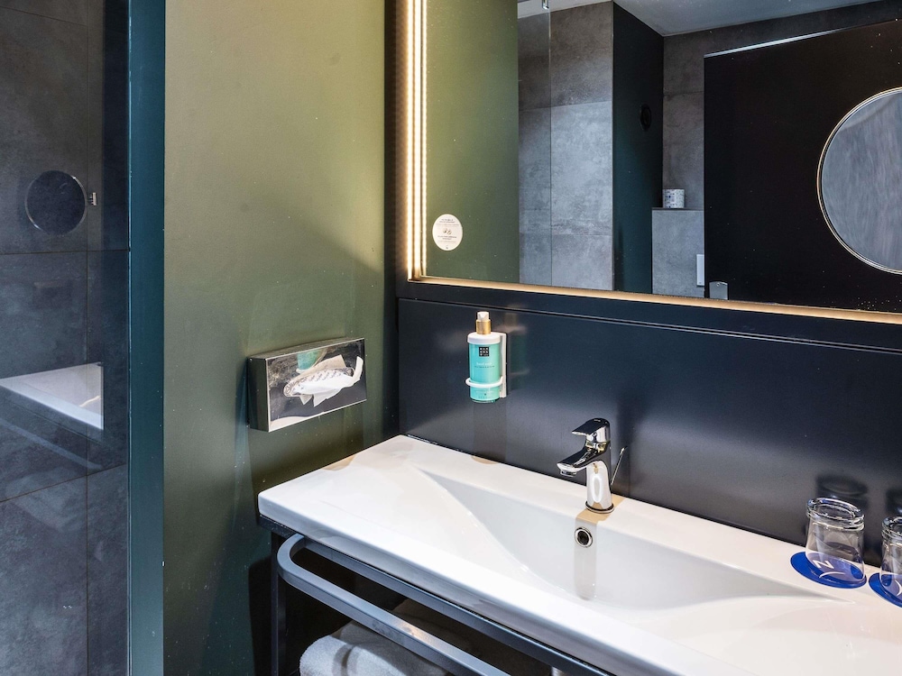 Habitación Superior con una cama doble y un sofá - cama del hotel Novotel Genova City. Foto 6