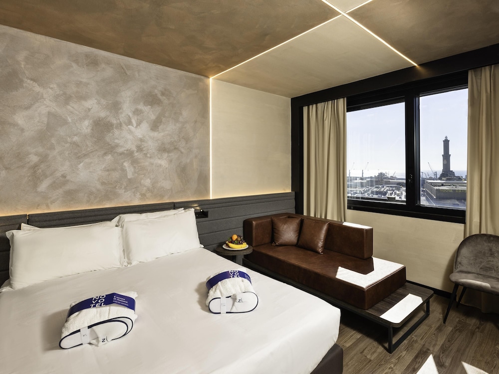 Habitación Ejecutiva con cama doble y sofá del hotel Novotel Genova City