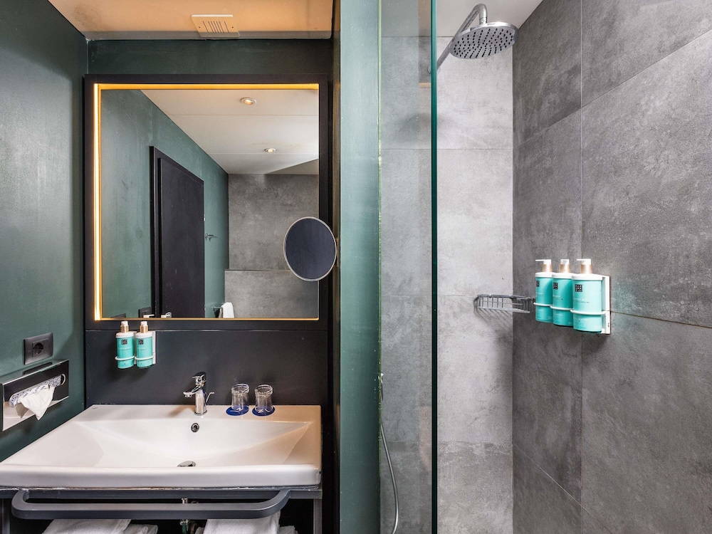 Habitación Ejecutiva con cama doble y sofá del hotel Novotel Genova City. Foto 2