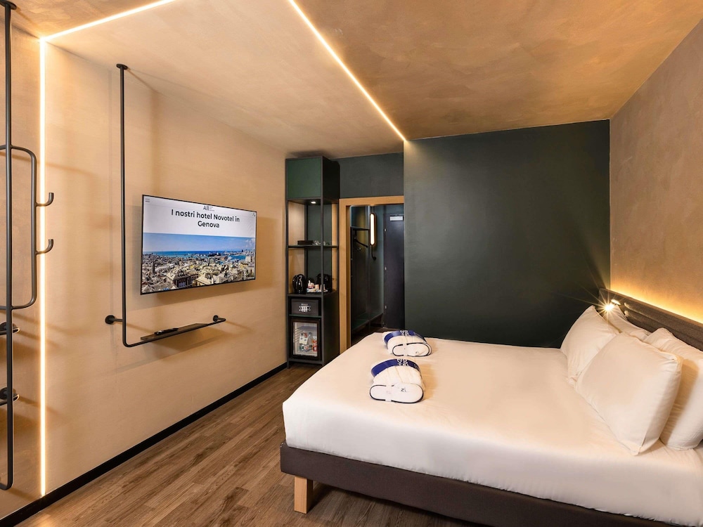 Habitación Ejecutiva con cama doble y sofá del hotel Novotel Genova City. Foto 5