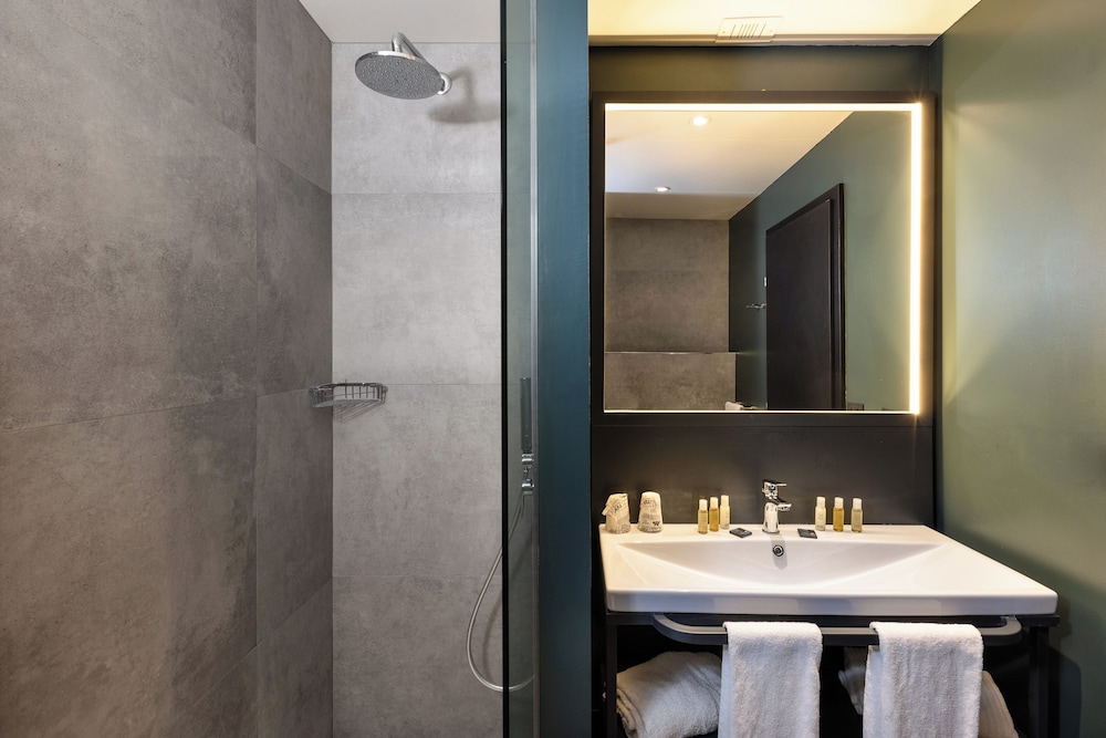 Habitación Ejecutiva con cama doble y sofá del hotel Novotel Genova City. Foto 7