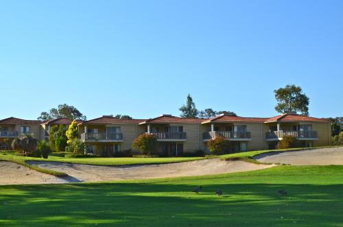 Apartamento de 2 Dormitorios con 1 Cama Doble y 2 Camas Individuales del hotel Novotel Swan Valley Vines Resort. Foto 1