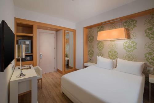 Habitación Doble Estándar - 1 o 2 camas del hotel Nh Genova Centro. Foto 2
