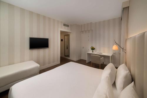 Habitación Familiar comunicada con cama supletoria del hotel Nh Genova Centro. Foto 2