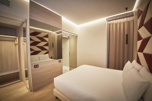Habitación Doble Deluxe del hotel iH Hotels Milano Ambasciatori. Foto 6