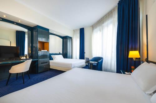 Habitación Triple Estándar del hotel iH Hotels Milano Ambasciatori. Foto 1
