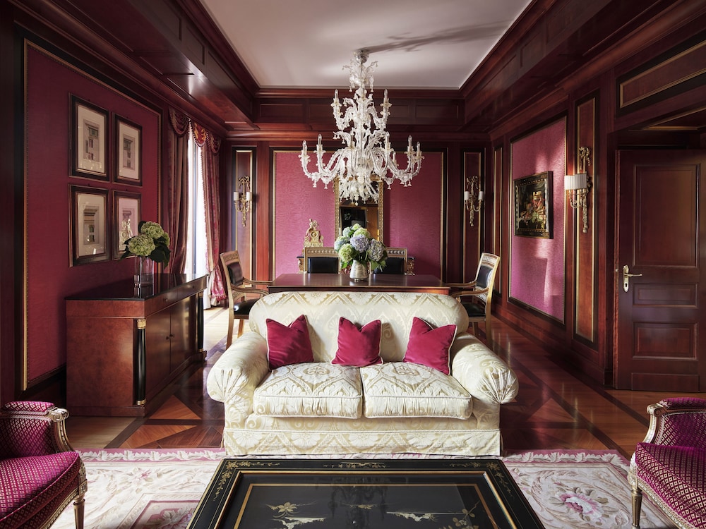 Suite Royal, 1 cama de matrimonio grande del hotel Principe Di Savoia. Foto 1