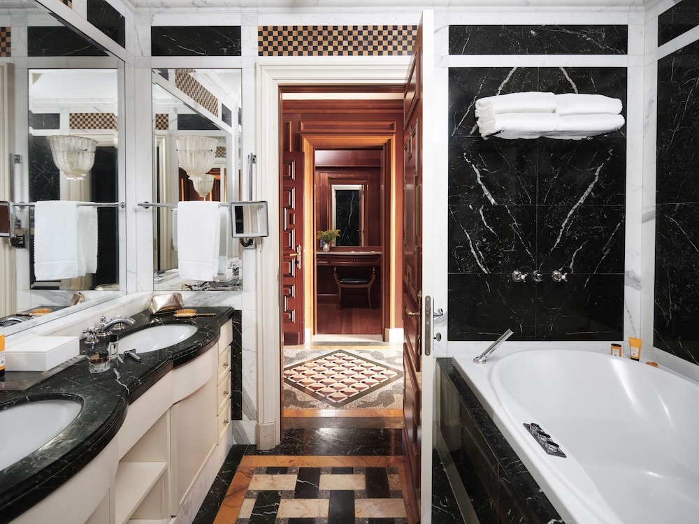 Suite presidencial, 1 cama de matrimonio grande del hotel Principe Di Savoia. Foto 3